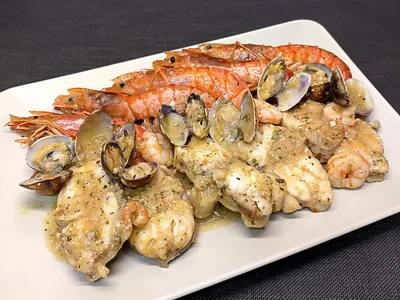 Rape con almejas y gambas