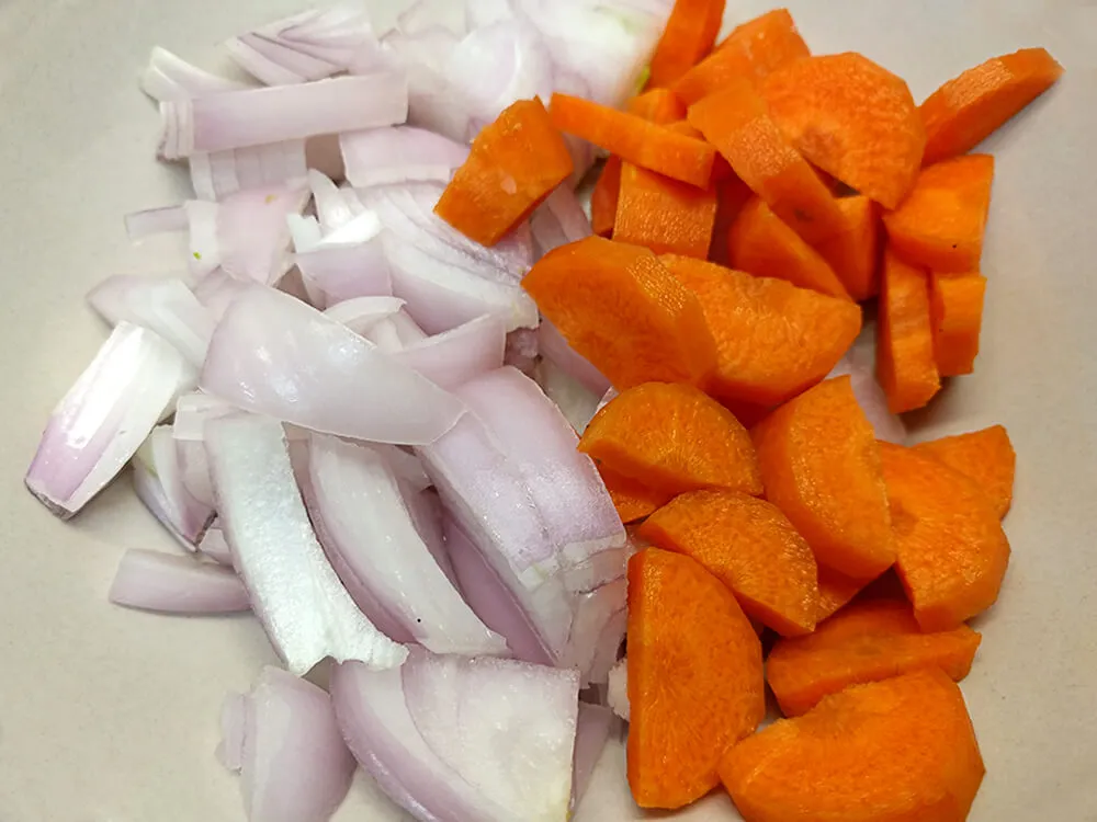 Cebolla y zanahoria cortada a trozos
