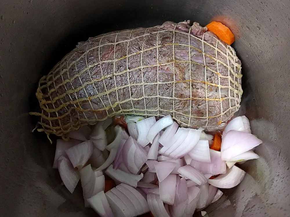 Redondo de ternera con cebolla y zanahoria