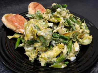 Revoltillo de espárragos verdes y ajos tiernos