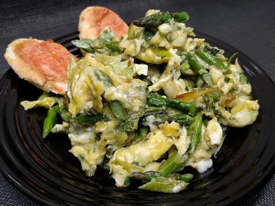 Revoltillo de espárragos verdes y ajos tiernos.