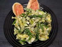 Revoltillo de espárragos verdes y ajos tiernos.