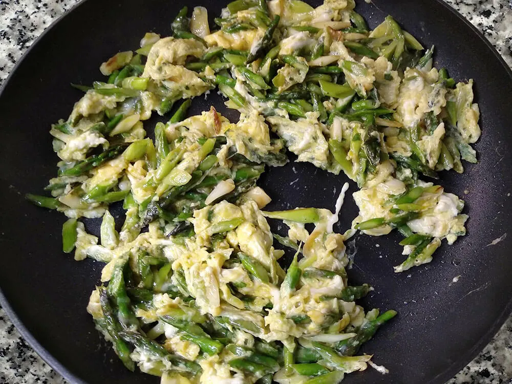 Revoltillo de espárragos y ajos tiernos.