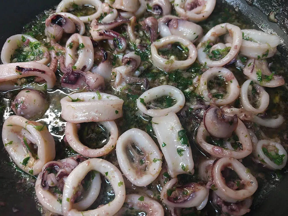 Chipirones salteados con aceite de ajo y perejil.