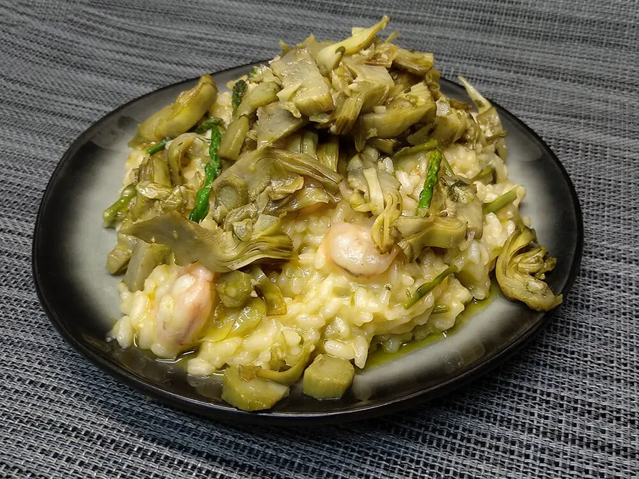 Risotto de espárragos trigueros con alcachofas.