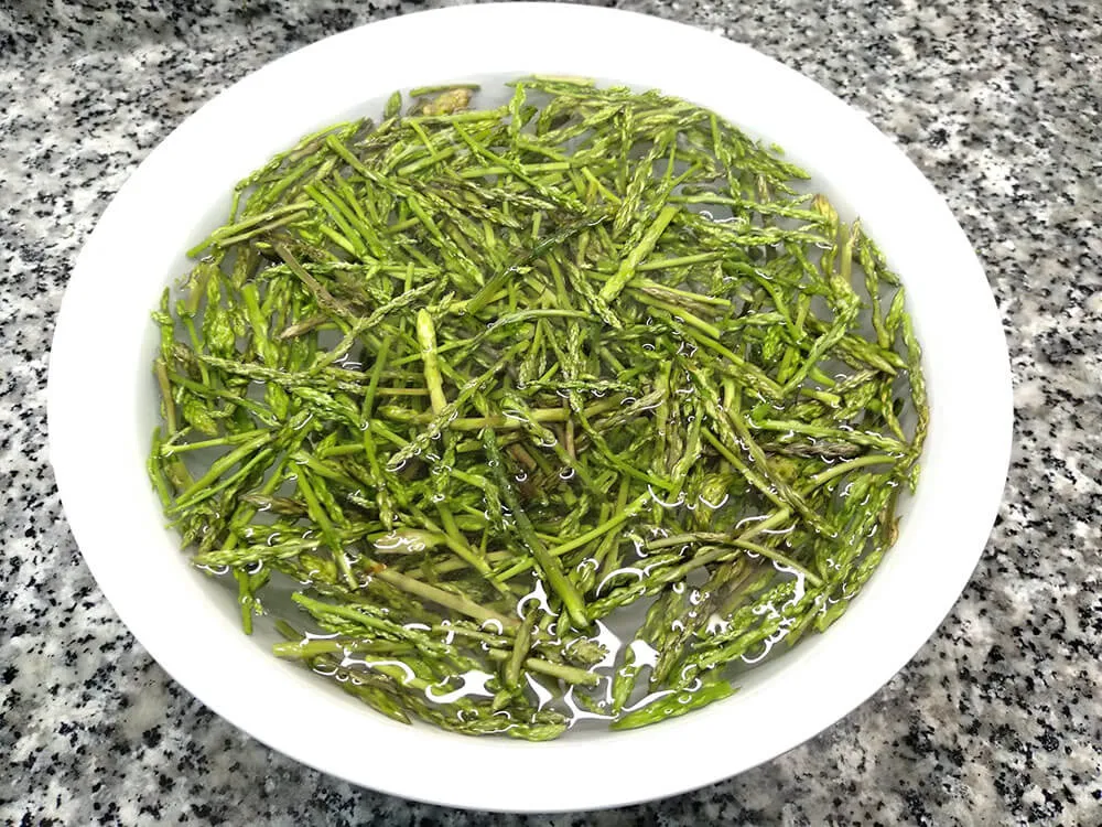 Espárragos cortados en remojo.