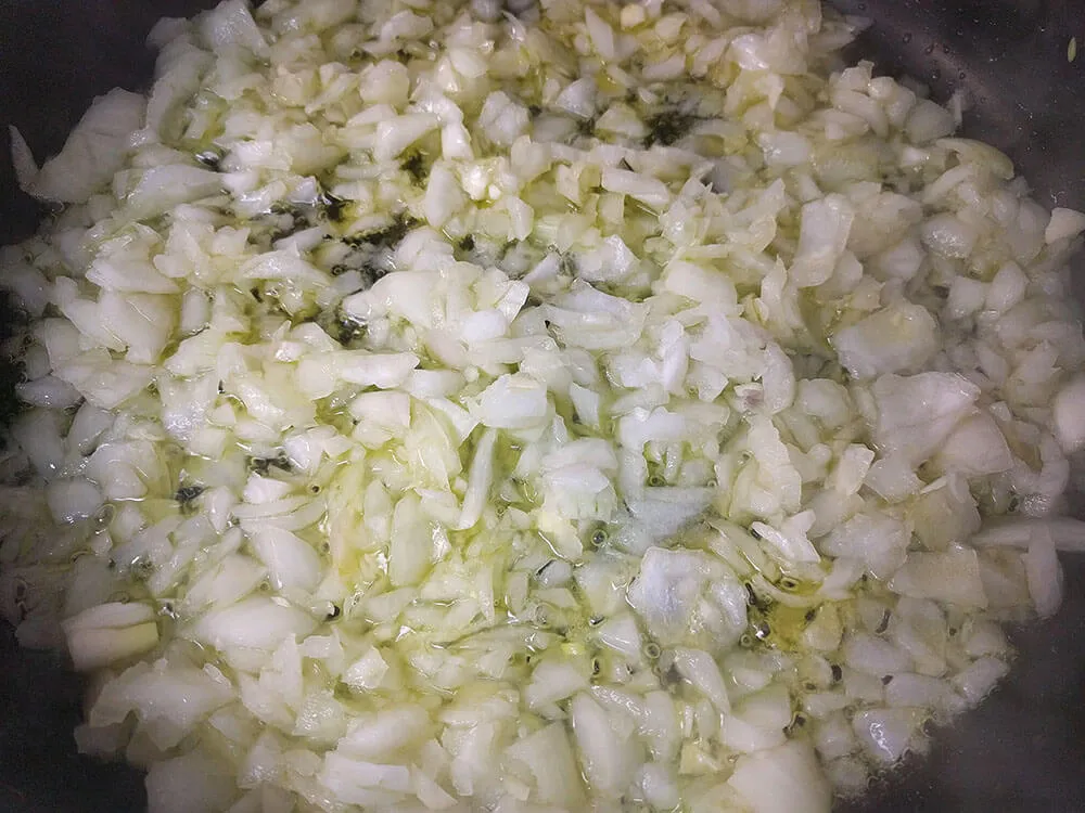 Cebolla y dientes de ajo picados.