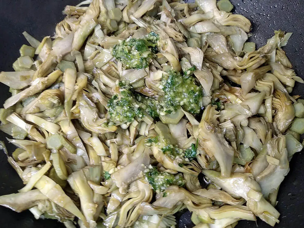 Alcachofas cocinadas con aceite de ajo y perejil.