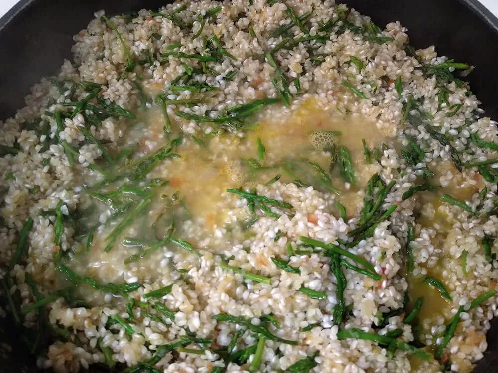 Sofrito, espárragos, arroz y caldo de pescado.