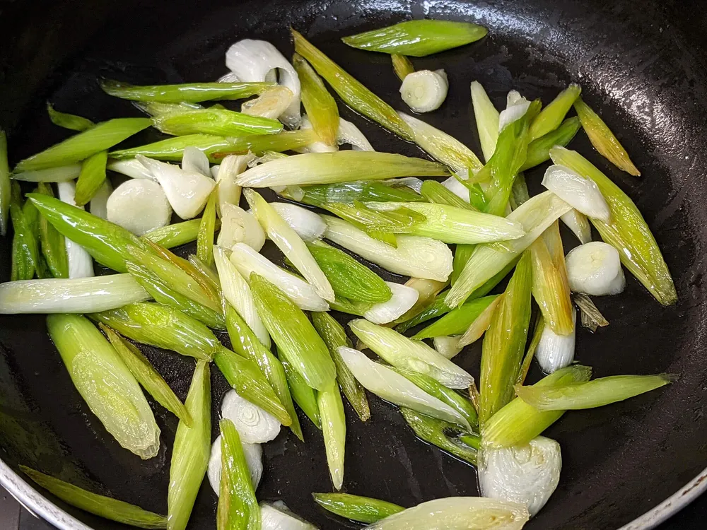 Ajos tiernos salteados.