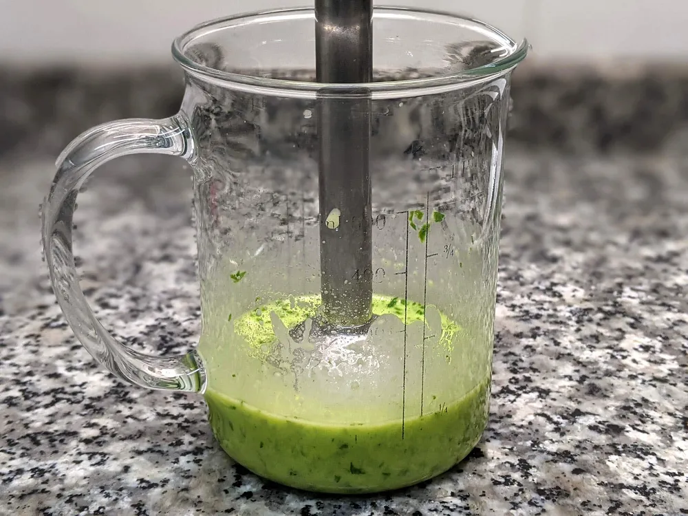 Aliño de ajo y perejil, vermut y aceite OVE