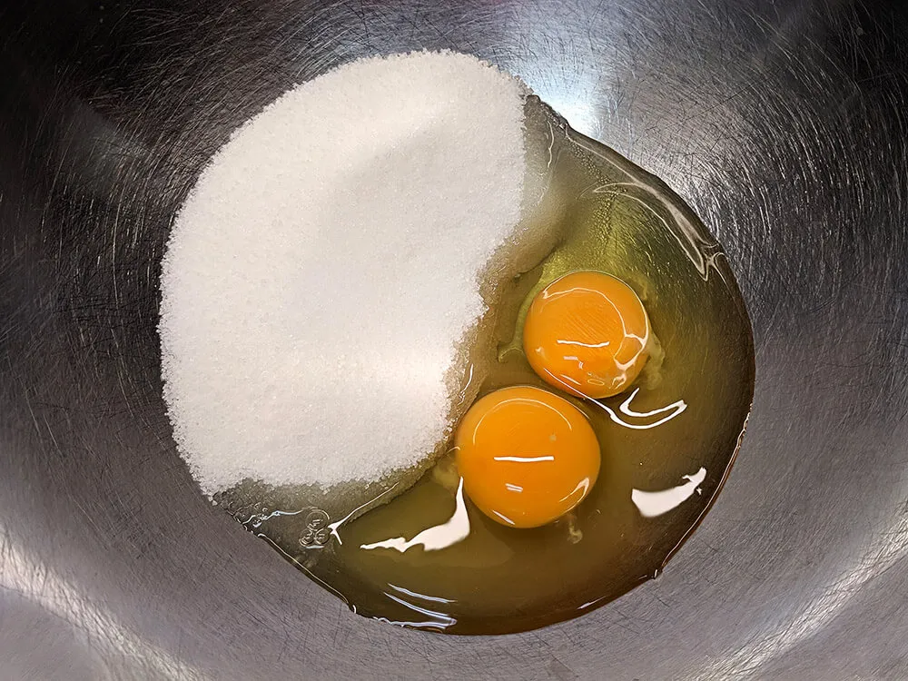 Huevos y azúcar en un bol.