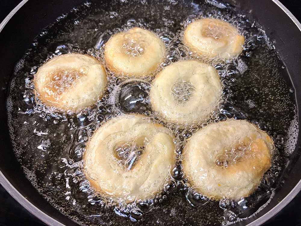 Rosquillas en proceso de fritura.