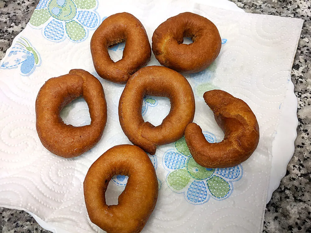 Rosquillas fritas sobre papel absorbente.