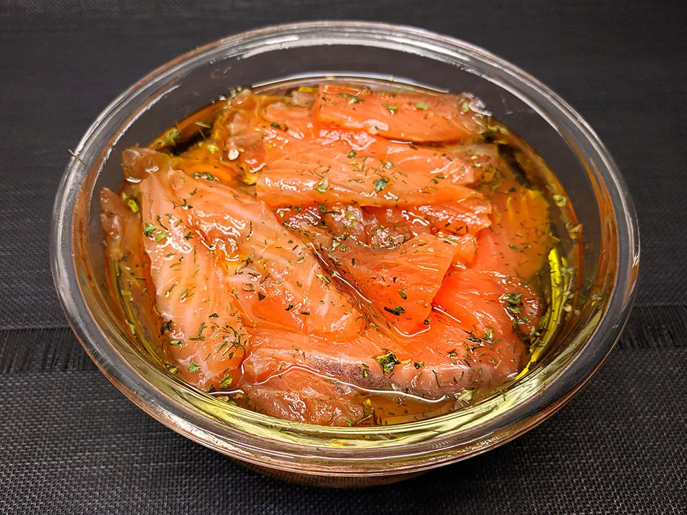 Salmón marinado en aceite de oliva.