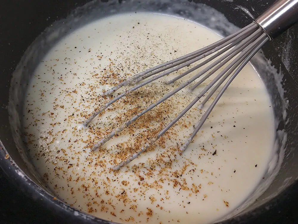Bechamel con nuez moscada y pimienta