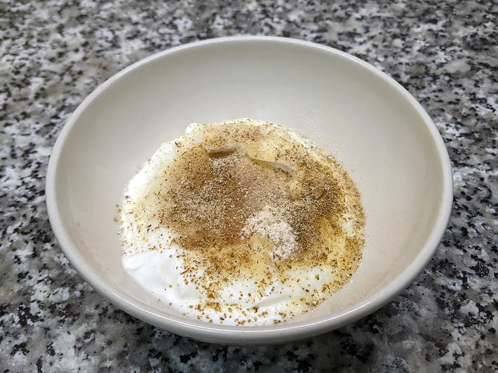 Yogur griego, zumo de limón, ajo molido, azúcar, comino, sal y pimienta.