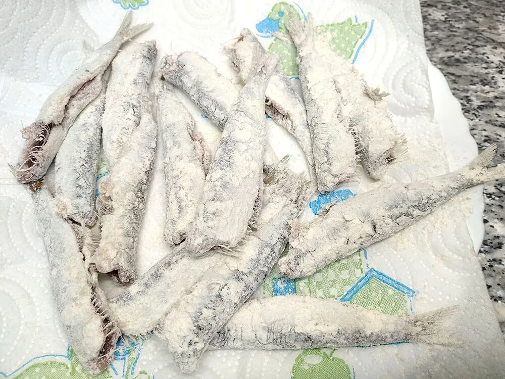 Sardinas enharinadas.
