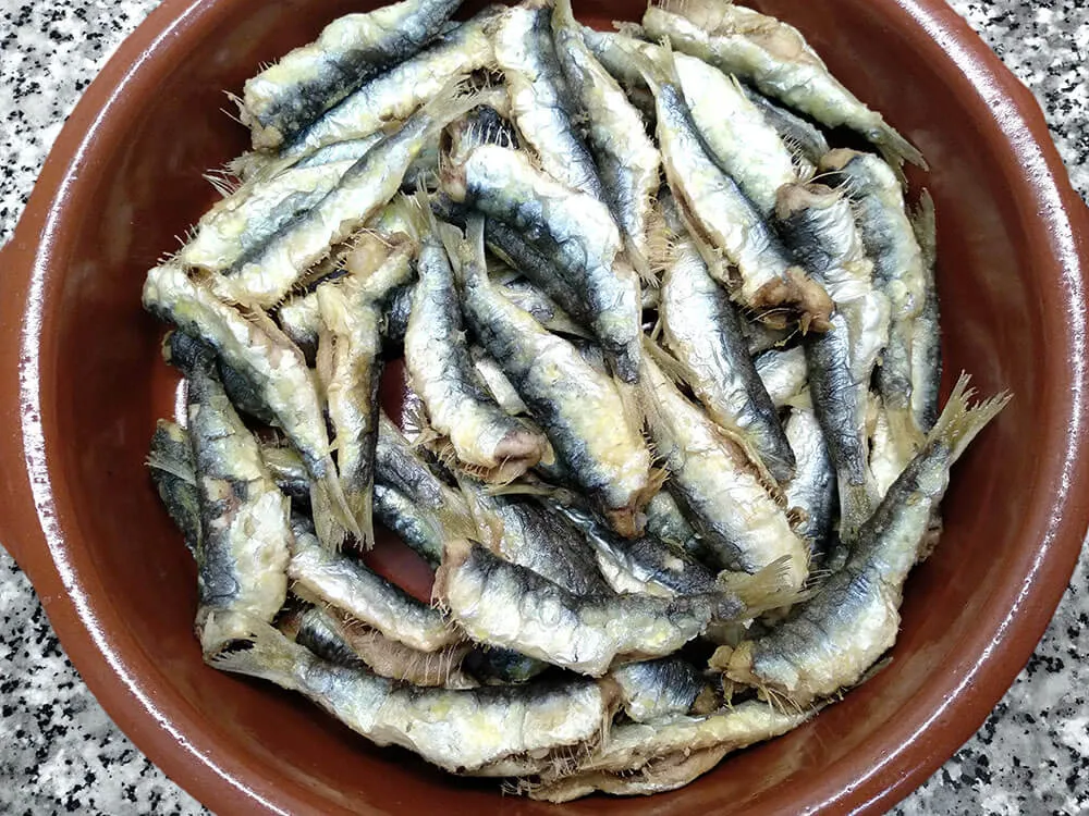 Sardinas fritas en cazuela de barro.