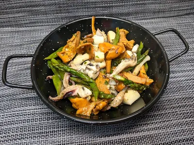 Sepia con rebozuelos y espárragos