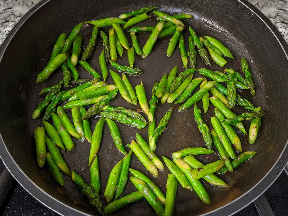 Espárragos salteados.