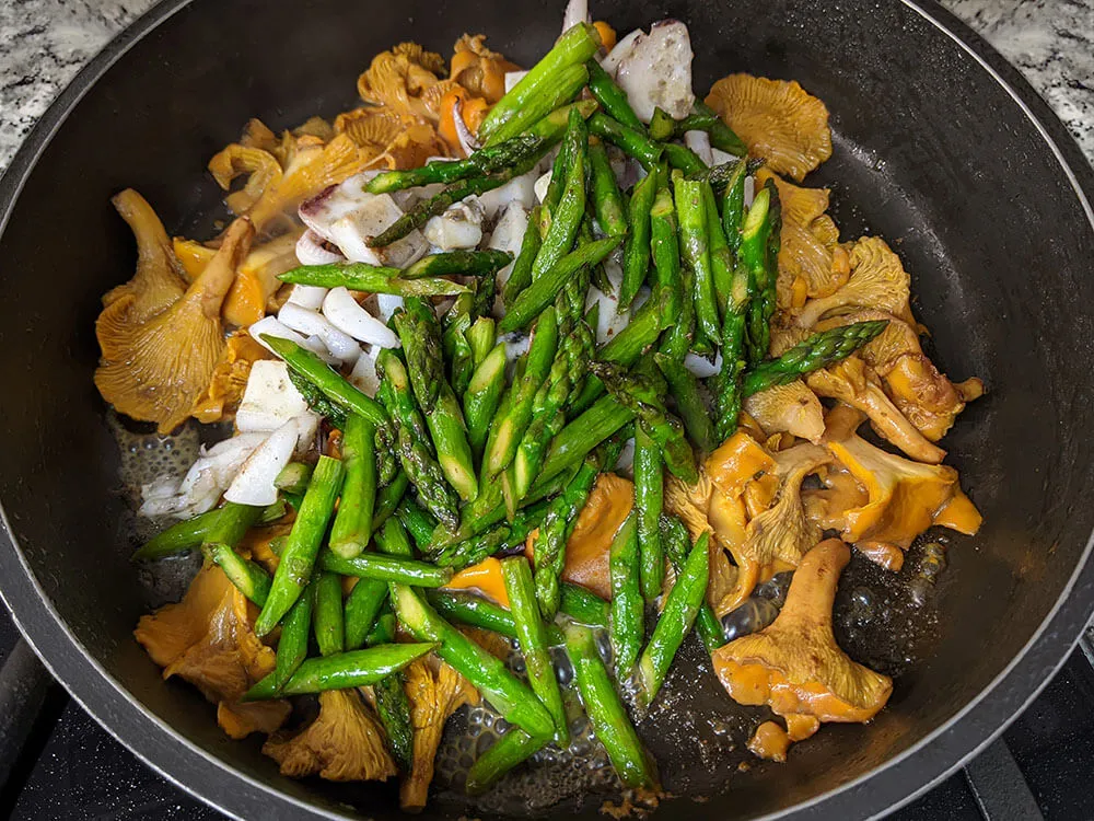 Sepia, rebozuelos y espárragos salteados.2