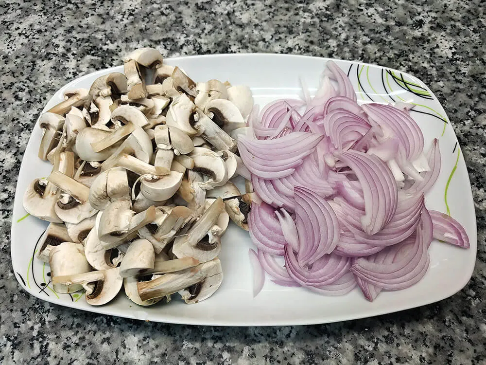 Cebolla en juliana y champiñones a trozos