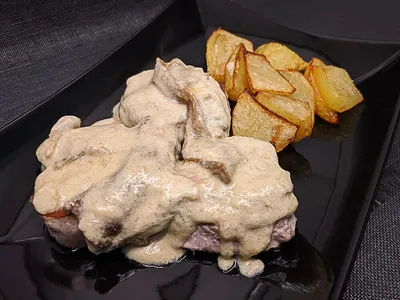 Solomillo ibérico con crema de ceps