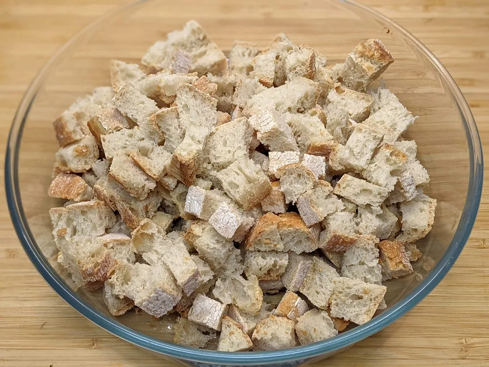 Pan cortado a dados.