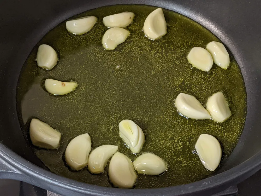 Dientes de ajo salteados.