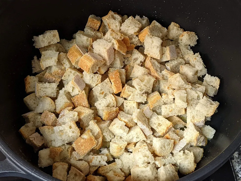 Daditos de pan en cazuela.