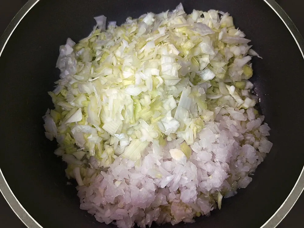 Cebolla y puerro picados.