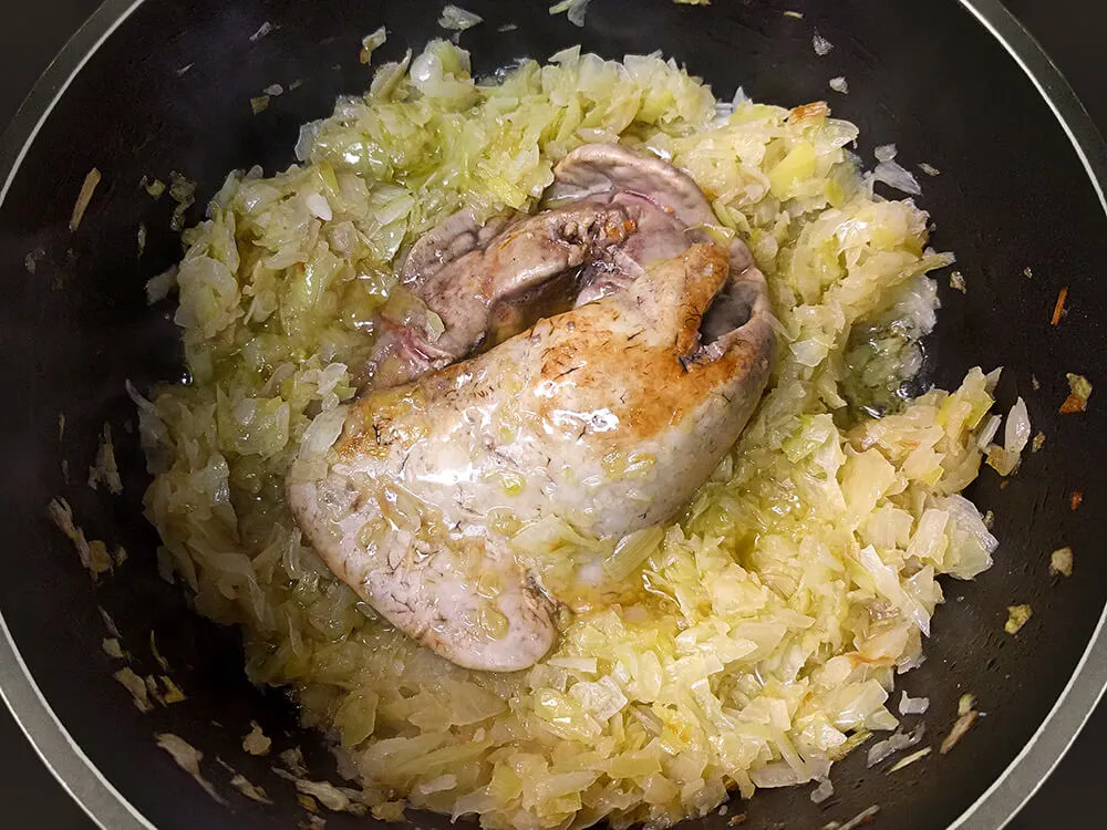 Cebolla y puerro picados y hígado de rape.