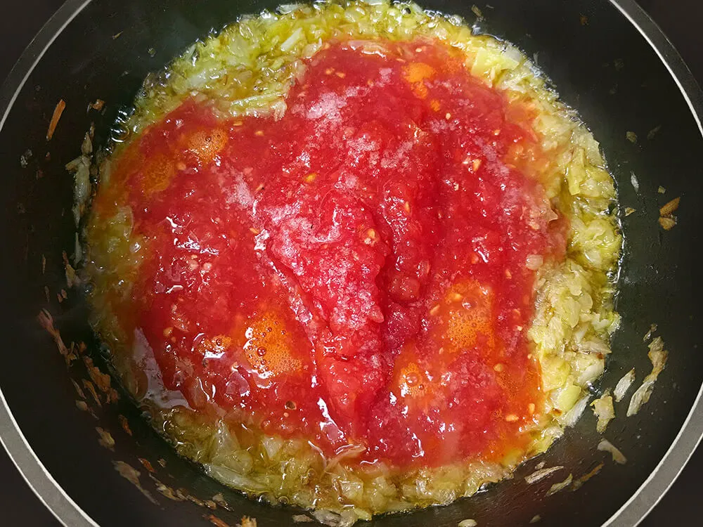 Cebolla, puerro y tomate rallado.