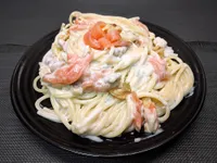 Spaguettoni con salmón, nueces y gorgonzola.