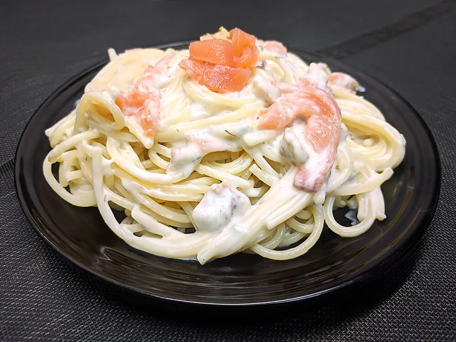Spaguettoni con salmón, nueces y gorgonzola.