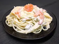 Spaguettoni con salmón, nueces y gorgonzola.