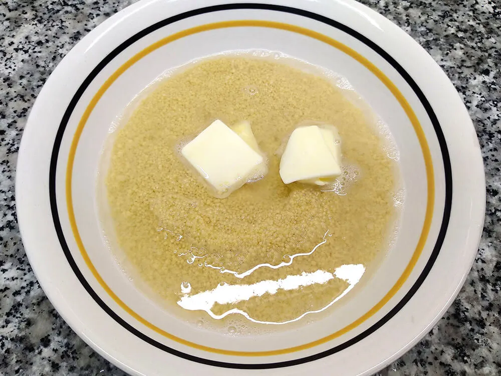 Cuscús, mantequilla zumo de limón y agua caliente.
