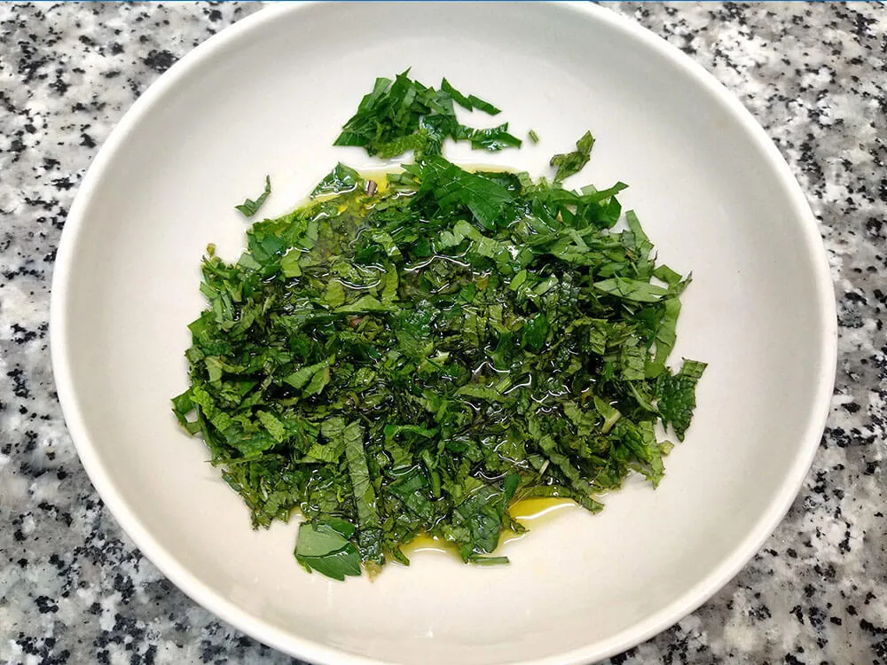 Menta y perejil picados.