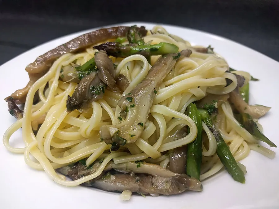 Tallarines con espárragos y gírgolas