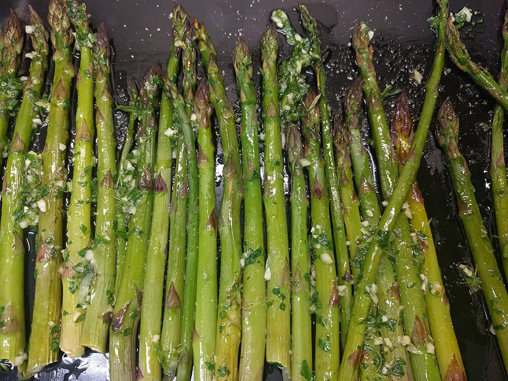 Espárragos asados con aceite de ajo y perejil