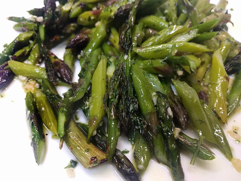 Espárragos asados al horno cortados