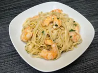 Presentación de las tallarines con langostinos.