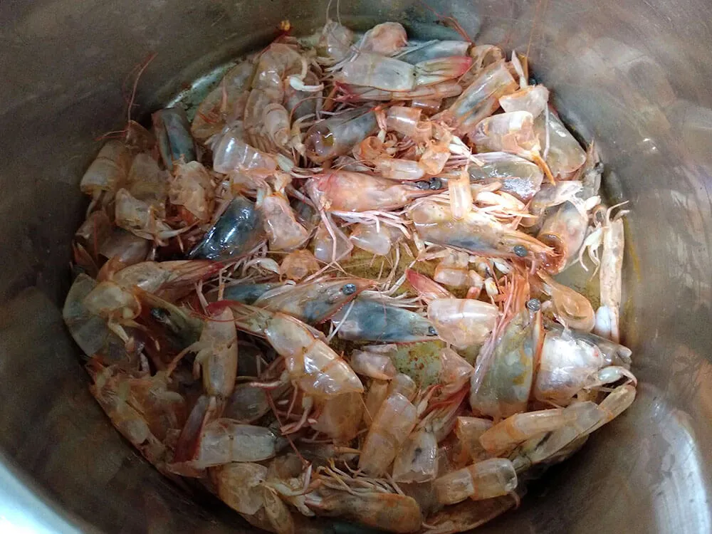 Cáscaras de langostinos salteadas en olla.