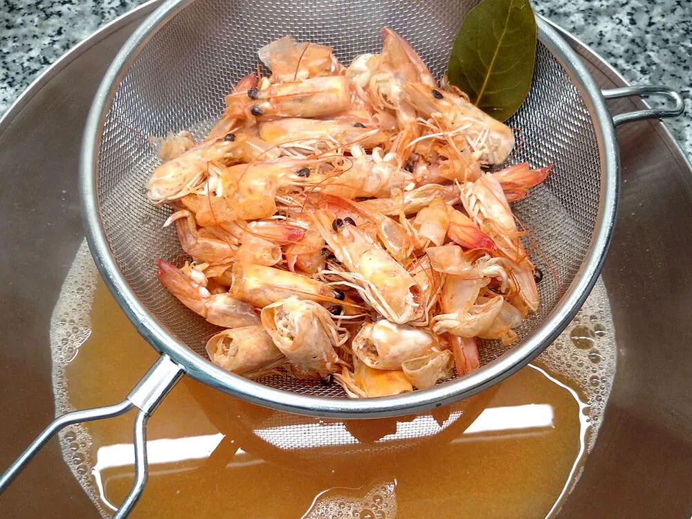 Cáscaras de langostinos en colador.