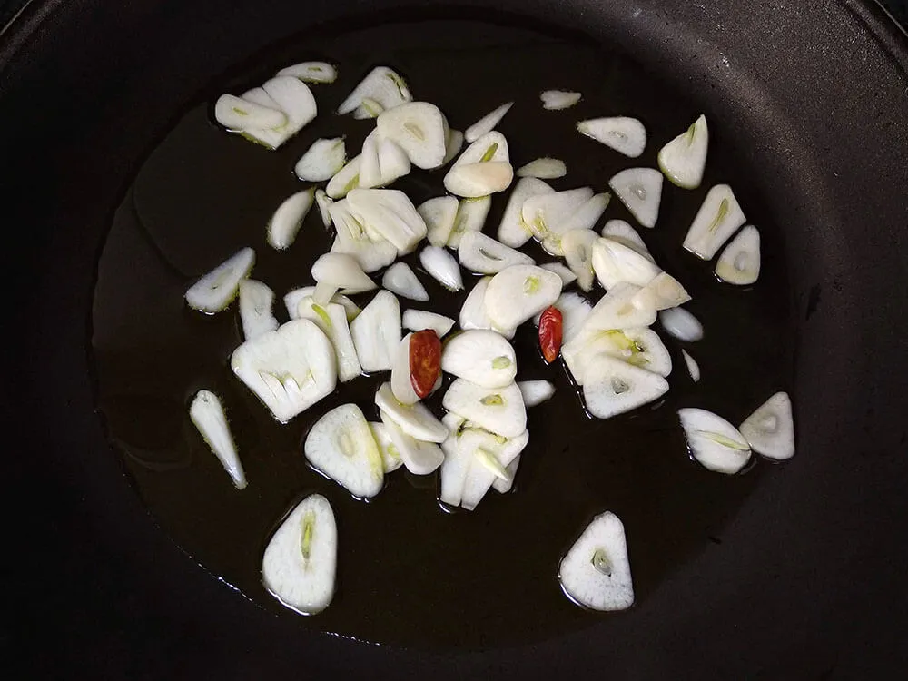 Ajos laminados y guindillas.