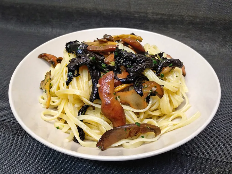 Tallarines con setas variadas.