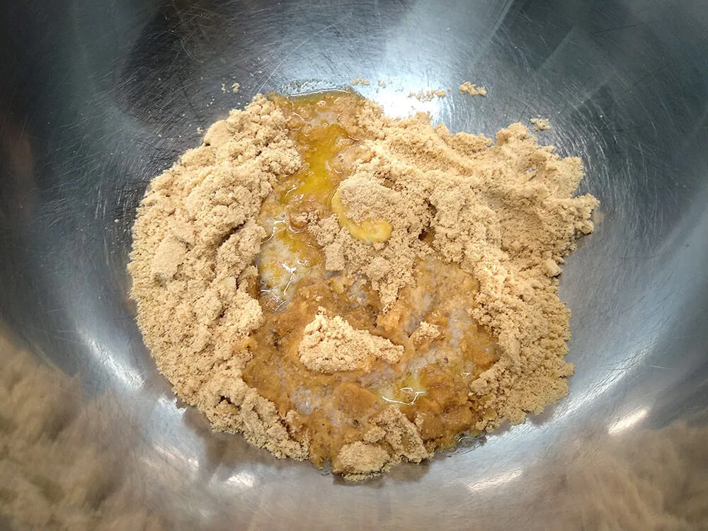 Galletas picadas y mantequilla fundida.