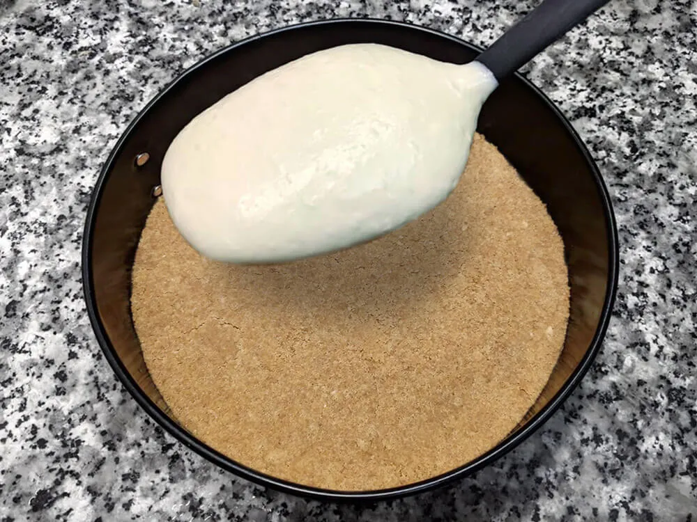 Base de galleta con crema de limón.