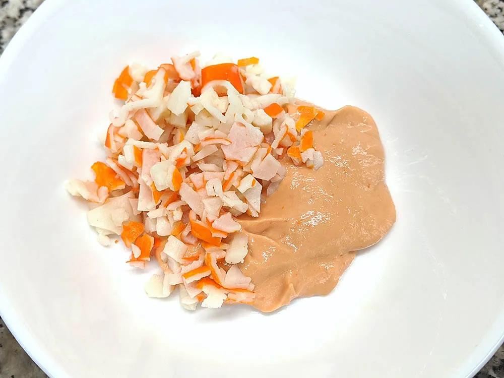 Barritas de surimi picadas y salsa rosa.